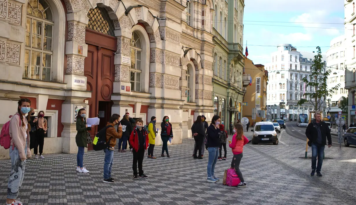 Para siswa menunggu untuk memasuki gedung sebuah sekolah dasar di Praha, Republik Ceko (25/5/2020). Pencabutan pembatasan tersebut dalam upaya membuka kembali perekonomian lebih lanjut. (Xinhua/Dana Kesnerova)