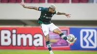 Pemain Persikabo 1973, Ciro Alves berusaha mengontrol bola saat melawan PSIS Semarang dalam laga pekan ke-12 BRI Liga 1 2021/2022 di Stadion Manahan, Solo, Kamis (18/11/2021). (Bola.com/Bagaskara Lazuardi)