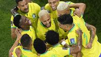 Pemain Brasil merayakan gol kedua timnya ke gawang Korea Selatan yang dicetak oleh Neymar (tengah) saat laga 16 besar Piala Dunia 2022 yang berlangsung di 974 Stadium, Selasa (06/12/2022). (AP/Pavel Golovkin)