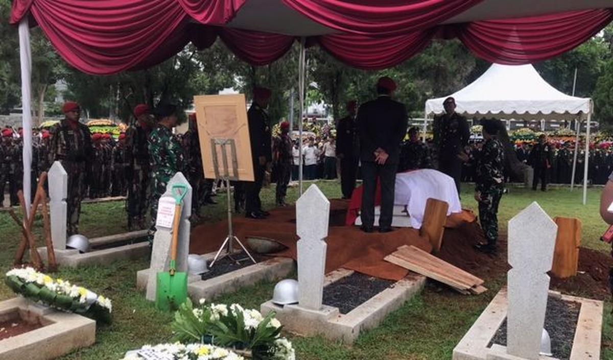 Sekitar pukul 11.26 WIB, jenazah Doni mulai diturunkan dari keranda ke liang lahat.&nbsp;<br>