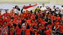 Sejumlah suporter Indonesia bersorak usai Ahmad ZigiZaresta memastikan kemenangan di final Junior Kata Male di WKF World Junior, Cadet and U-21 Championship 2015 di ICE Serpong, Kamis (12/11/2015). (Liputan6.com/Helmi Fithriansyah)