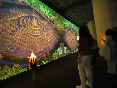 Pengunjung menikmati pengalaman imersif Purwacarita Borobudur di Galeri Indonesia Kaya, Grand Indonesia, Jakarta, Selasa (1/9/2026). Karya tersebut memadukan teknologi Ethical AI, proyeksi visual, dan teater imersif untuk menghadirkan kisah asal mula serta sejarah Candi Borobudur secara interaktif. (KLY/Budy Santoso)