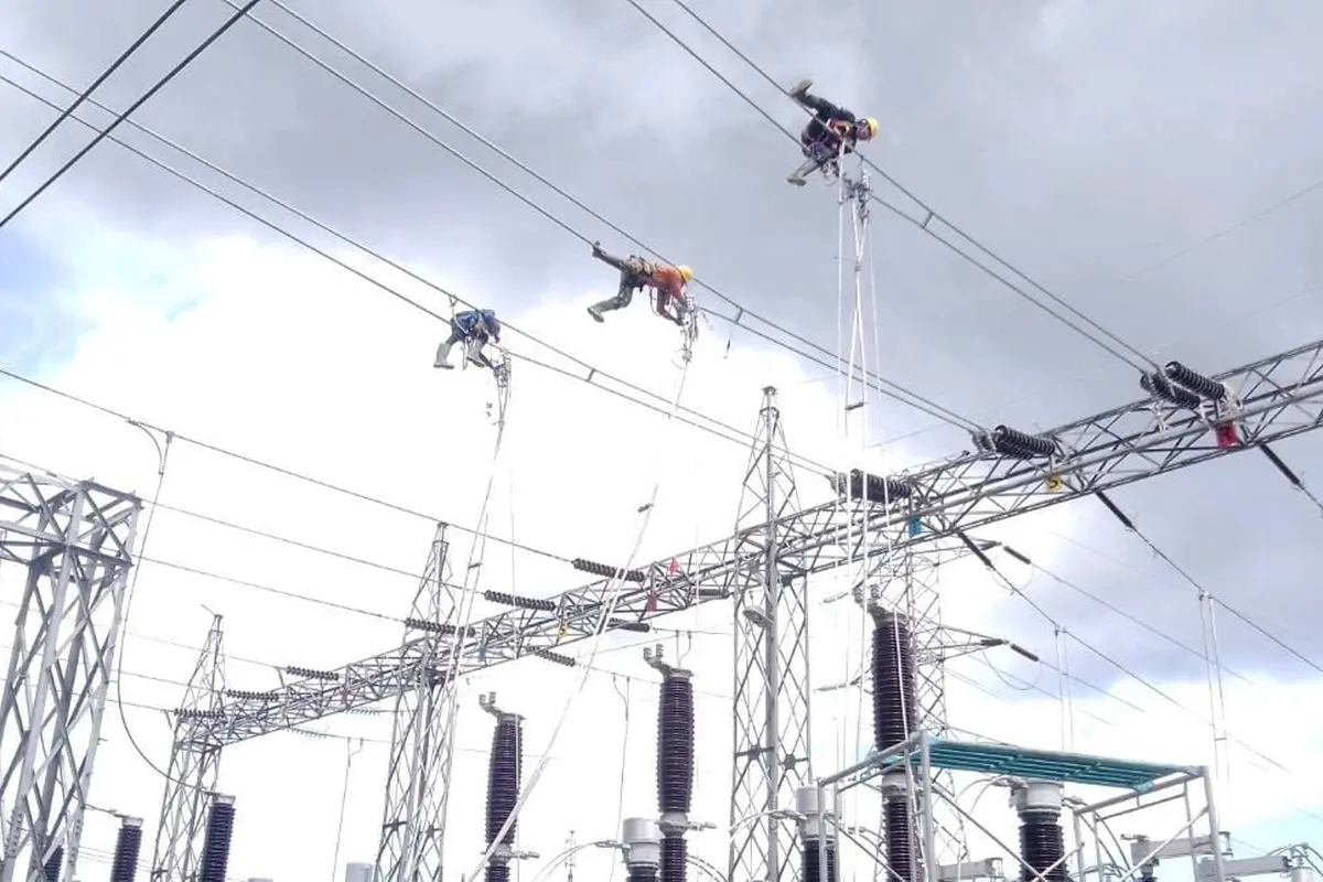 PLN memberi tegangan pertama pada proyek penggantian material transmisi utama yang berkapasitas lebih besar di jalur jaringan Sanur #2 Gardu Induk (GI) 150 kV Gianyar dan Jalur Jaringan Gianyar #2 Gardu Induk 150 kV Sanur. (Dok PLN)