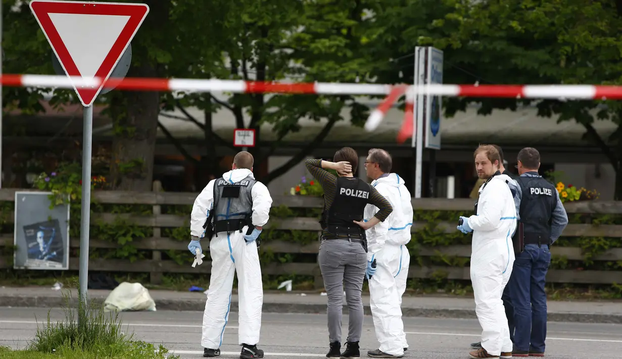 Sejumlah petugas berada di lokasi penikaman di stasiun kereta komuter S-Bah di Grafing, Munich, Jerman selatan, Selasa (10/5). Menurut keterangan, seorang pria telah ditangkap dan petugas sedang bekerja untuk mengidentifikasinya. (REUTERS/Michaela Rehle)