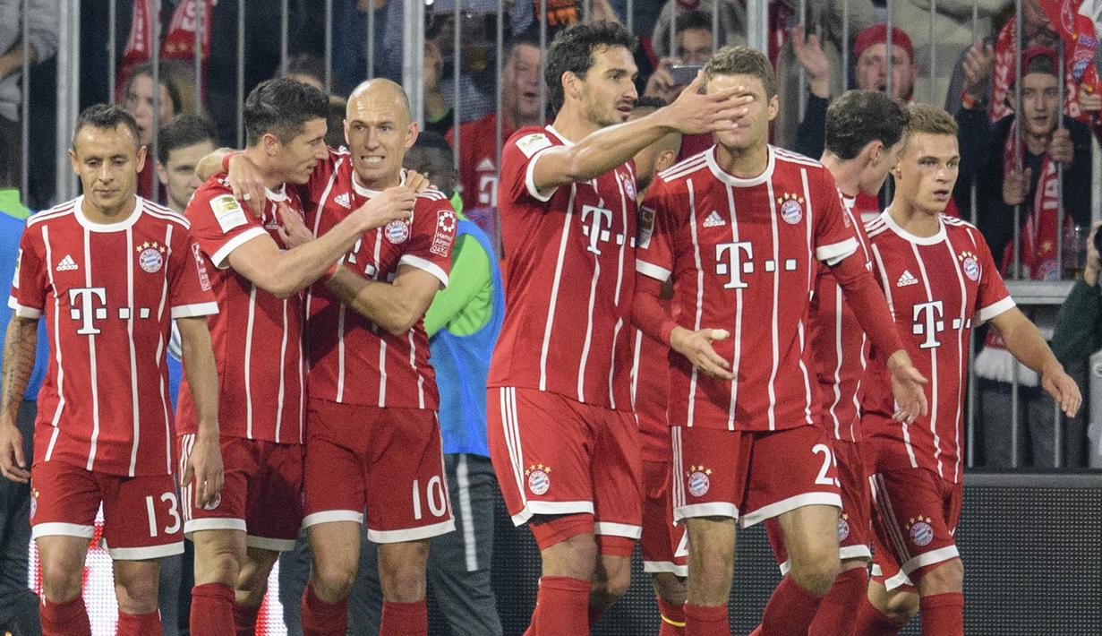 Para pemain Bayern Munchen merayakan gol yang dicetak oleh Arjen Robben ke gawang VfL Wolfsburg pada laga Bundesliga, di Stadion Allianz, Kamis (22/9/2017). Bayern Munchen ditahan imbang 2-2 oleh VfL Wolfsburg. (AP/Matthias Balk)