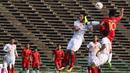 Kaki gelandang Timnas Indonesia U-22, Osvaldo Haay, mengenai muka pemain Vietnam pada laga Piala AFF U-22 2019 di Olympic Stadium, Phnom Penh, Kamboja, Minggu (24/2/2019). Indonesia menang 1-0 atas Vietnam. (Bola.com/Zulfirdaus Harahap)