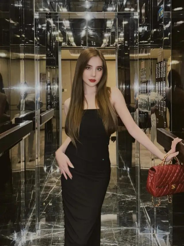 Gaya Agatha Chelsea Pakai Dress Panjang
