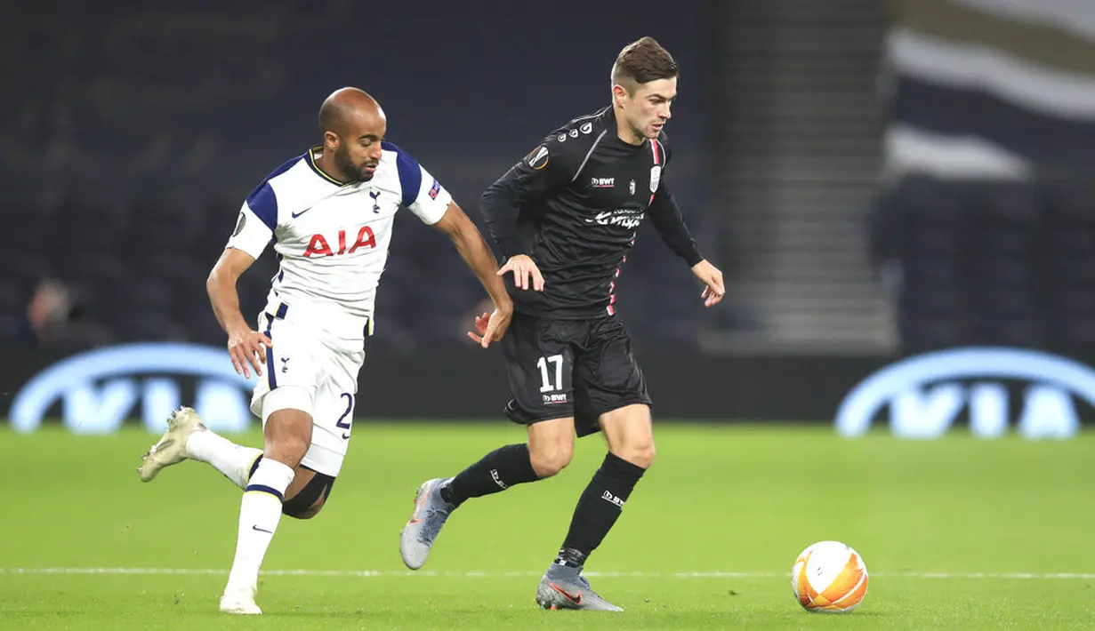 Pemain Tottenham Hotspur Lucas Moura (kiri) berebut bola dengan pemain LASK Andreas Gruber pada pertandingan Grup J Liga Europa di London, Inggris, Kamis (22/10/2020). Tottenham Hotspur menang 3-0. (Adam Davy/Pool via AP)