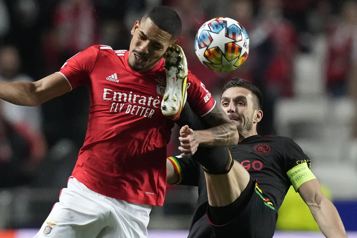 Foto: Roller Coaster Haller di Laga Imbang Benfica Kontra Ajax Amsterdam, Cetak Gol Bunuh Diri Sekaligus Jadi Top Skor Liga Champions