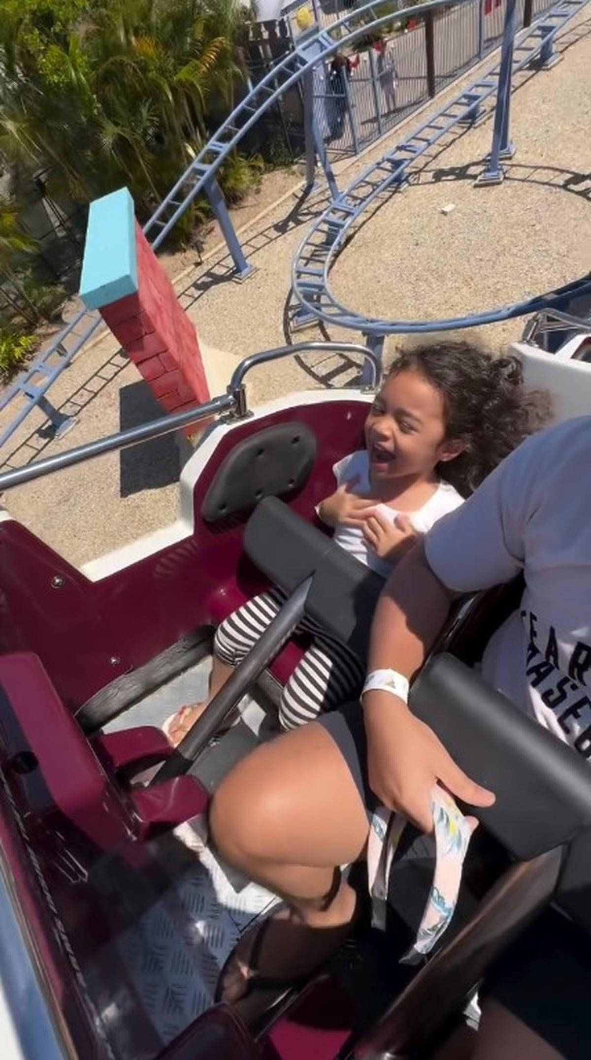 7 Potret Cara Rose Anak Rianti Cartwright Naik Roller Coaster Pertama Kali, Berani Sambil Angkat Tangan
