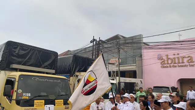 Ketua Umum Gebu Minang Oesman Sapta Odang (Oso) melepas langsung bantuan korban bencana banjir dan longsor Sumbar pada hari ini, Minggu (19/5/2024).