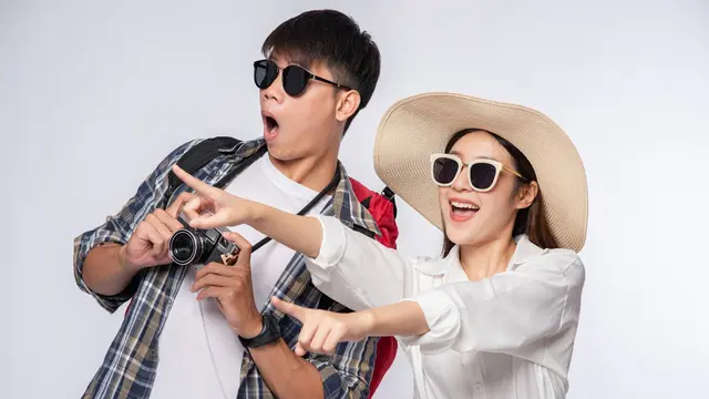 Ilustrasi pasangan traveling bersama/freepik.com/jcomp