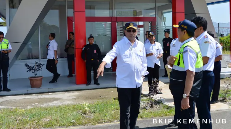 Menhub Kunjungi Bandara Sibisa