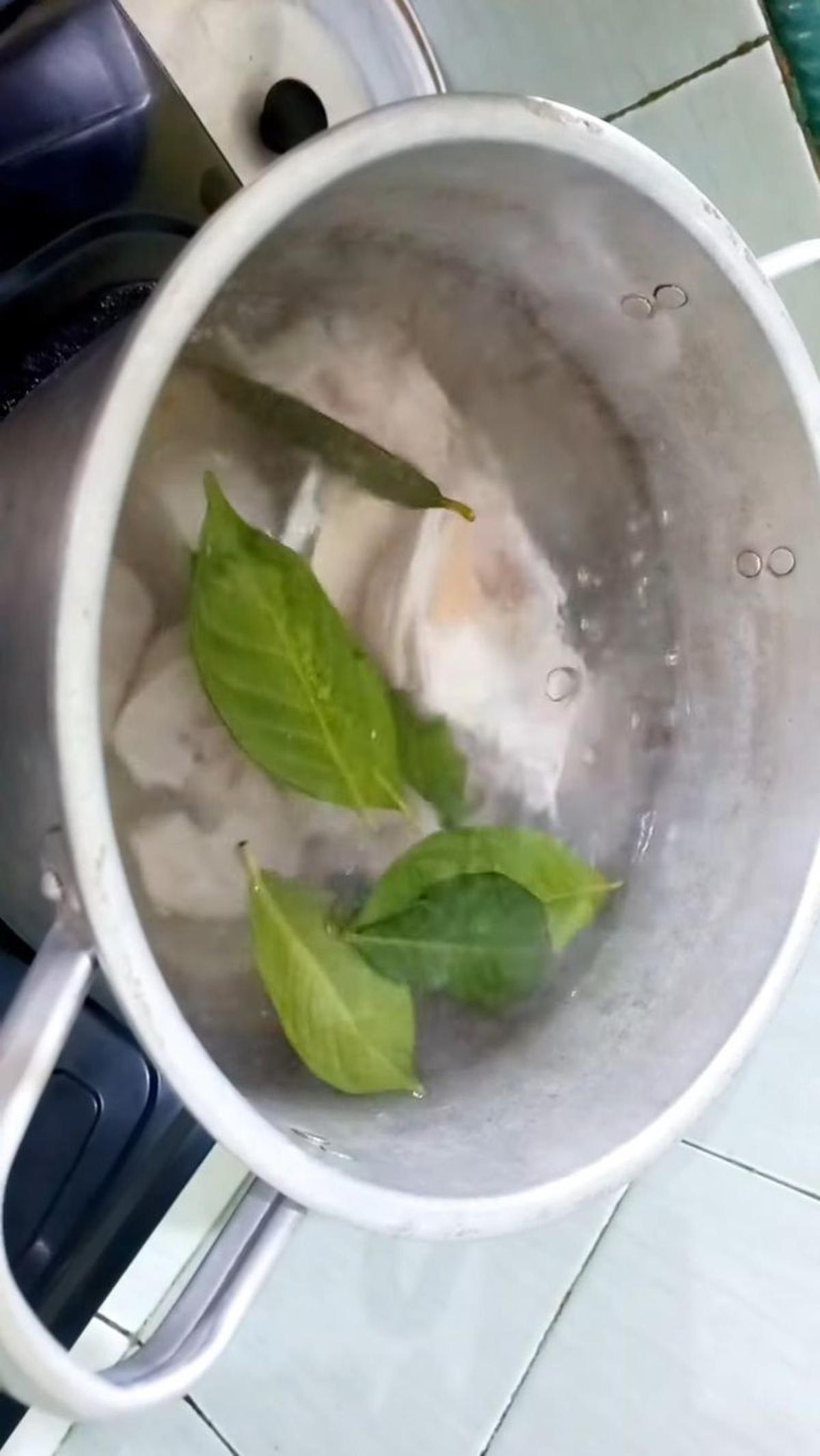 Masukkan Daun Salam dan Kikil