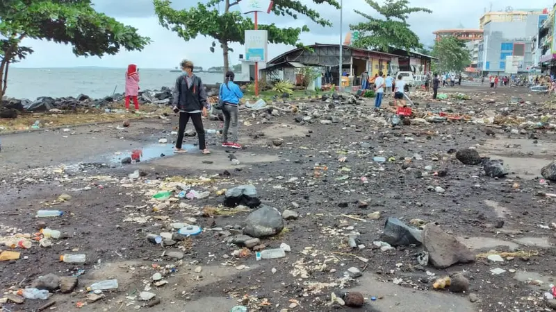 Ada 28 café dan restoran di kompleks pusat perbelanjaan terbesar di Manado itu yang diterjang banjir rob. Dari jumlah itu, 4 di antaranya rusak berat dan tidak bisa beroperasi.