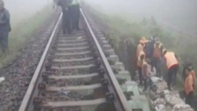 Diguyur Hujan, Rel Kereta 30 Meter di Jamanis Tasikmalaya Longsor