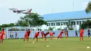 Pemain Persija melakukan pemanasan jelang latihan di Lapangan Sutasoma, Halim Perdanakusuma, Jakarta, Jumat (29/12). Latihan ini persiapan jelang laga musim kompetisi 2018. (Liputan6.com/Helmi Fithriansyah)