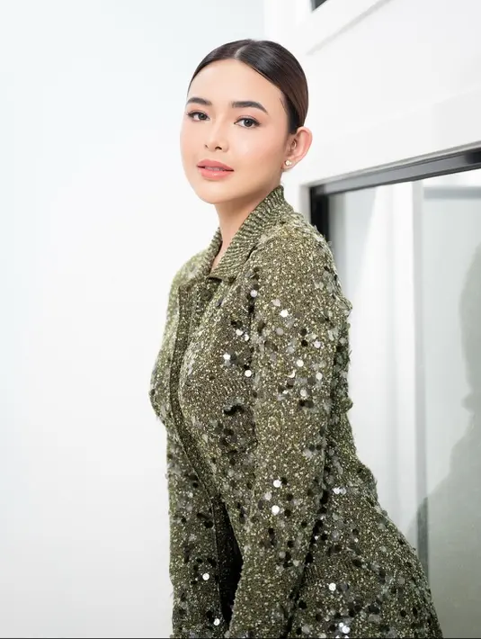 Rambut pendek yang ditata sleek bun bikin Amanda Manopo terlihat elegan dalam tampilannya [@styledbyrevashion]