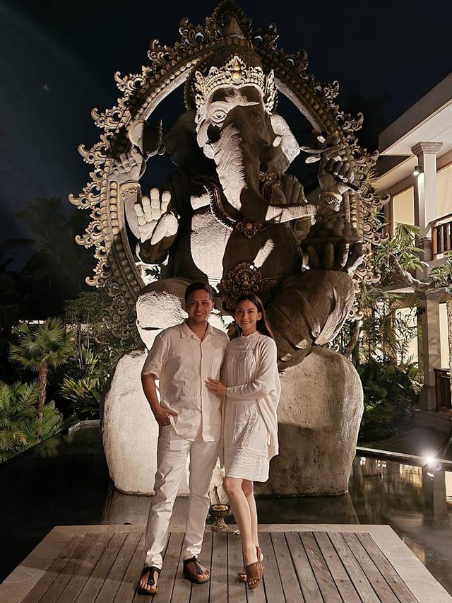 Hamil Anak Pertama, Ini 6 Potret Mesra Karina Nadila dan Suami