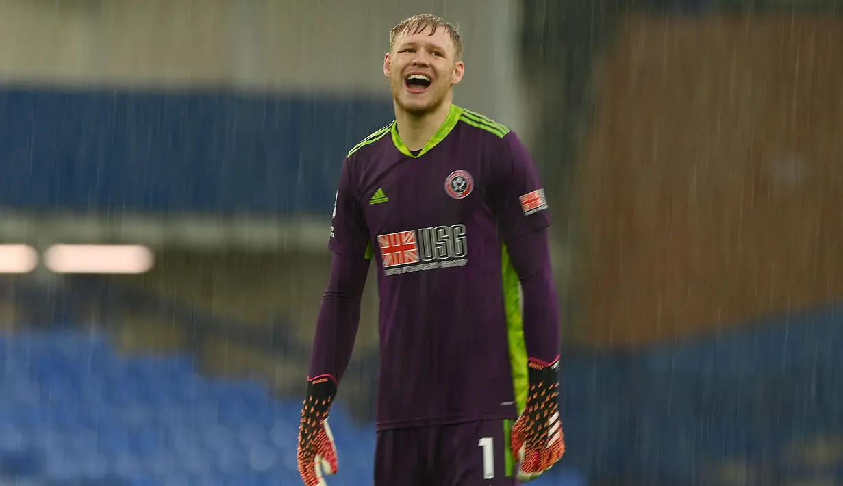 Aaron Ramsdale digadang-gadang akan menjadi calon pemain bintang di Liga Inggris. Sayangnya, pemain rekrutan baru Arsenal dari Sheffield tersebut hanya sering menjadi cadangan kiper utama Bernd Leno. Padahal, peresentase penyelamatannya lebih besar, yaitu 70,7 persen. (Foto: AFP/Pool/Gareth Copley)