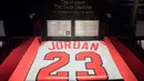 Jersey edisi terbatas Michael Jordan dipamerkan dalam pameran NBA (National Basketball Association) di Beijing, China, Senin (19/8/2019). (NICOLAS ASFOURI/AFP)