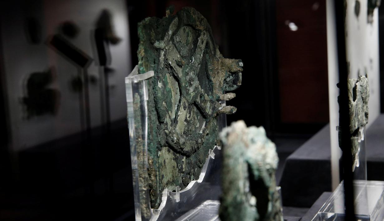 Mekanisme Antikythera ditampilkan di Museum Arkeologi Nasional, Athena , Yunani 9 Juni 2016. Benda seperti jam ini ditemukan di dekat pulau Antikythera, Yunani pada tahun 1902 dan diperkirakan telah ada pada 80 SM. (GAMBAR REUTERS / Alkis Konstantinidis)
