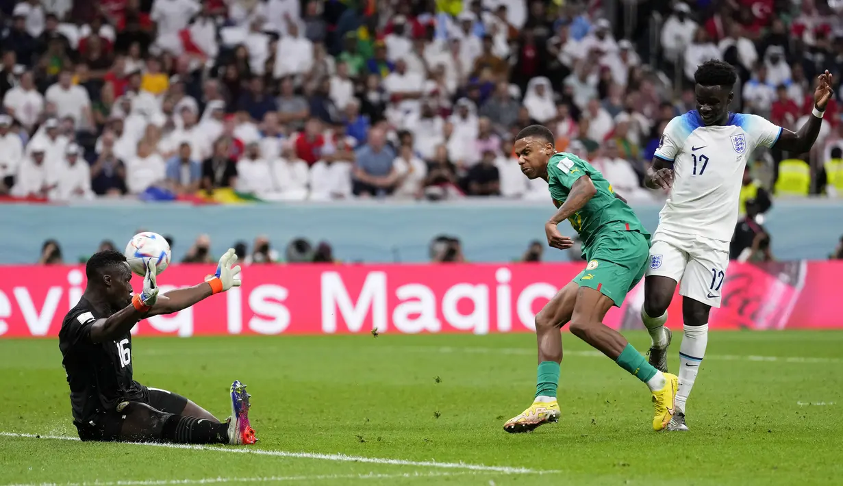 Bukayo Saka menutup keran gol Timnas Inggris ke gawang Senegal yang dikawal Edouard Mendy pada menit ke-57. Dengan cerdik ia mampu menuntaskan umpan yang dikirim Phil Foden dengan sebuah bola lambung yang gagal dijangkau Edouard Mendy. (AP/Manu Fernandez)