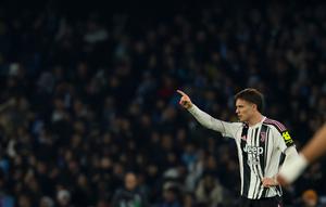 Kenan Yildiz dari Juventus merayakan setelah mencetak gol pertama timnya dalam pertandingan Serie A antara Napoli dan Juventus di Naples, Italia, Senin, 8 Desember 2025. (Alessandro Garofalo/LaPresse via AP)