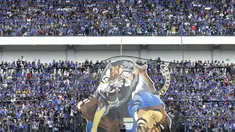 Suporter Persib Bandung, Bobotoh, melakukan koreografi saat melawan Sriwijaya FC pada laga Grup A Piala Presiden di Stadion GBLA, Bandung, Selasa (16/1/2018). Persib menang 1-0 atas Sriwijaya FC. (Bola.com/M Iqbal Ichsan)