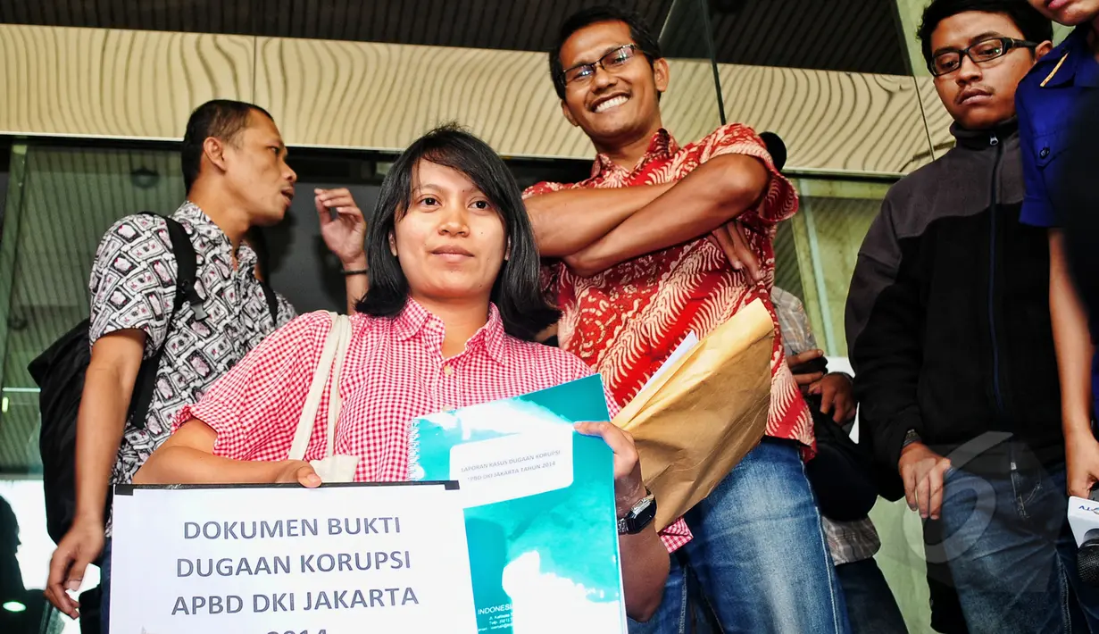 ICW melaporkan dugaan korupsi penggunaan APBD pada tahun 2014 ke KPK, Jakarta, Kamis (26/3/2015). ICW membawa tiga kardus yang berisi dokumen terkait dugaan korupsi penggunaan APBD pada tahun 2014. (Liputan6.com/Yoppy Renato)