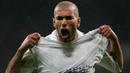 Zinedine Zidane - Pria yang kini menjabat sebagai pelatih Real Madrid itu sukses tiga kali meraih Ballon d'Or. Mantan pesepak bola Prancis itu meraihnya kala berkostum Juventus dan juga Los Blancos. (AFP/Philippe Desmazes)