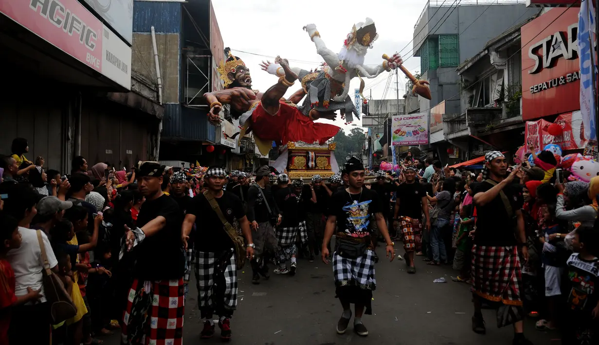 Penampilan ogoh-ogoh saat arak-arakan dalam rangka Pesta Rakyat dan perayaan Cap Go Meh di Bogor, Jawa Barat, Kamis (5/3/2015). Perayaan Cap Go Meh di Kota Bogor berlangsung meriah. (Liputan6.com/Helmi Fithriansyah)