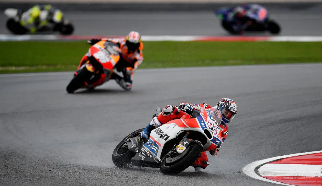 Pebalap Ducati, Andrea Dovizioso, saat beraksi pada balapan MotoGP Malaysia di Sirkuit Sepang, Minggu (29/10/2017). Dovizioso finis pertama dengan catatan waktu 44 menit 51,497 detik. (AFP/Manan Vatsyayana)