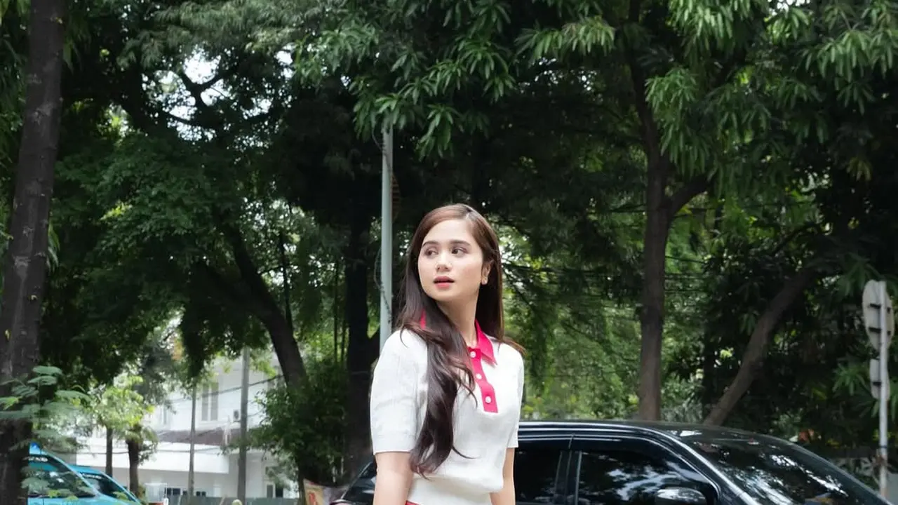 Gaya Serba Pink Tissa Biani Strolling Around Jakarta, Pakai Rok Bertabur Bunga Rp10 Juta-an hingga Tas Rp7 Juta-an