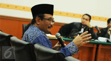 Cawagub DKI Jakarta, Djarot Saiful Hidayat memberikan kesaksian dalam sidang kasus pengadangan kampanyenya dengan terdakwa Naman Sanip di PN Jakarta Barat, Jumat (16/12). JPU menghadirkan 8 dari 13 saksi, termasuk Djarot. (Liputan6.com/Gempur M Surya)