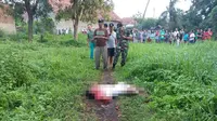 Jasad wanita berkerudung itu ditemukan dengan tubuh penuh luka bacokan. (Liputan6.com/Panji Prayitno)