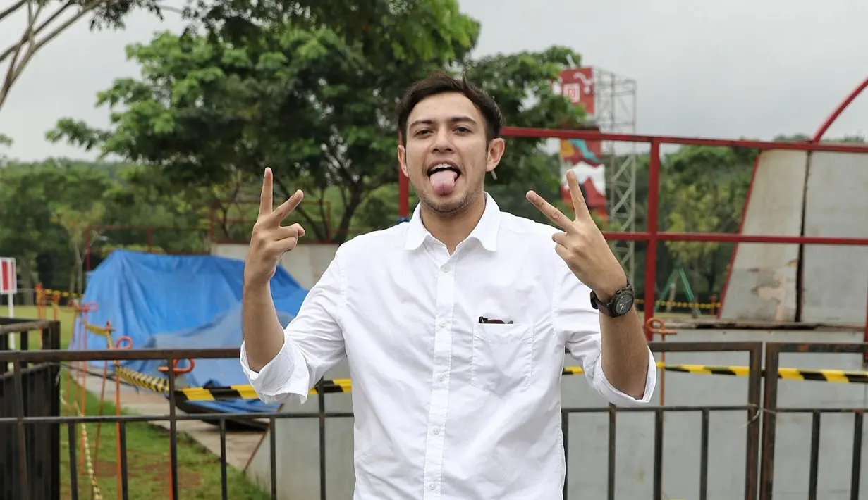 Pemeran Rifky Balweel  sangat senang bisa bergabung dalam sinetron Orang-Orang Kampung Duku. Meski sebelumnya mengaku deg-degan, kini mengaku senang dengan para pemain dan kru yang kekeluargaan. (Adrian Putra/Bintang.com)