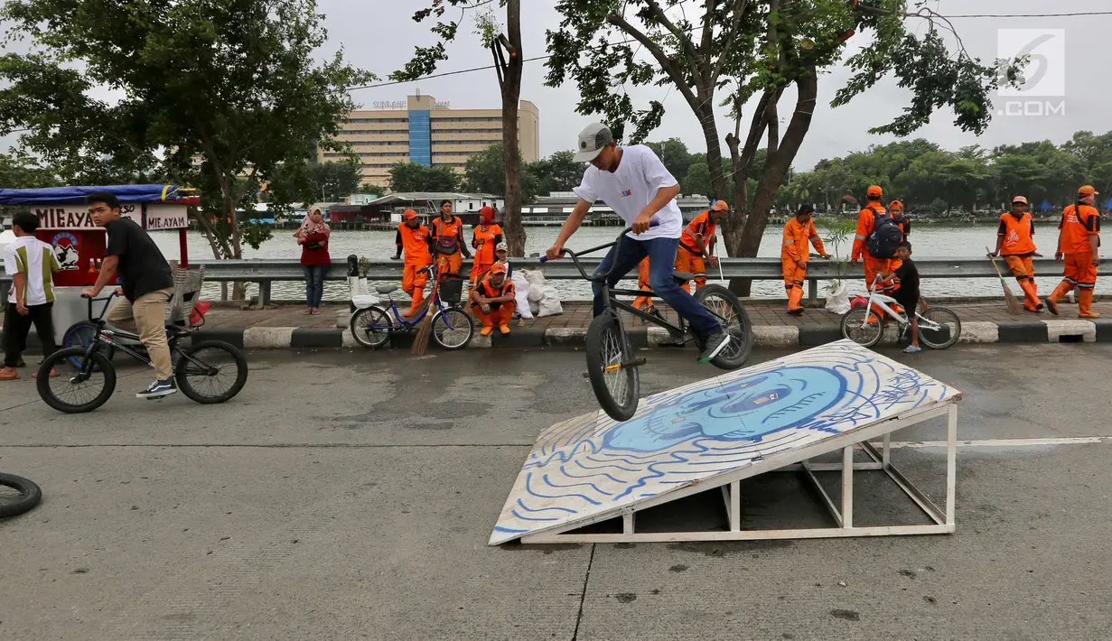 Anak-anak sedang bermain sepeda BMX saat Car Free Day di Danau Sunter, Jakarta Utara, Minggu (28/1). (Liputan6.com/Fery Pradolo)