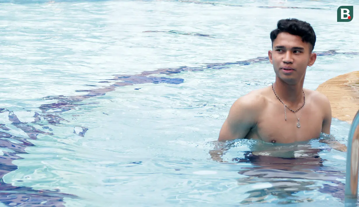 Pemain Timnas Indonesia U-22, Marselino Ferdinan menjalani latihan ringan tambahan berupa sesi berenang di Hotel Phnom Penh, Kamboja, Minggu (30/4/2023). (Bola.com/Gregah Nurikhsani)