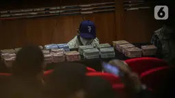 Petugas menunjukan barang bukti hasil Operasi Tangkap Tangan (OTT) tersangka Walikota Rahmat Effendi dengan sejumlah tersangka di Gedung KPK, Jakarta, Kamis (6/1/2022). KPK mengamankan barang bukti uang Rp5,7 miliar yang diterima Wali Kota Bekasi Rahmat Effendi. (Liputan6.com/Faizal Fanani)