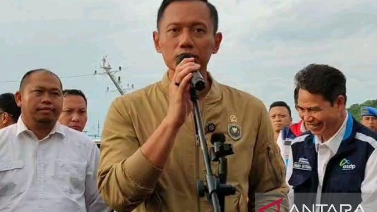 AHY Pastikan Kesiapan Pelabuhan Merak dengan 8 Tugboat Antisipasi Cuaca Buruk Nataru