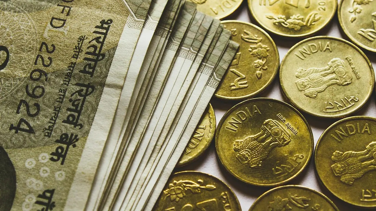 Mata uang India rupee.