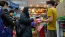 Orang-orang dengan mengenakan masker antre untuk membeli kertas tisu di apotek di Hong Kong, Kamis (6/2/2020). Warga Hong Kong yang sedang waspada virus corona dilanda kepanikan setelah muncul gosip bahwa China akan berhenti memproduksi kertas toilet selama dua pekan mendatang. (AP/Vincent Yu)