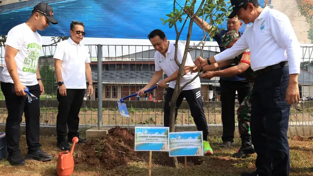 penanaman pohon sawo oleh Wamen Diaz