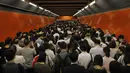 Penumpang mengantri di platform kereta bawah tanah di Hong Kong (30/7/2019). Para pengunjuk rasa telah mengganggu layanan kereta bawah tanah pada pagi hari perjalanan dengan menghalangi pintu-pintu masuk kereta dan mencegah mereka meninggalkan stasiun. (AP Photo/Vincent Yu)
