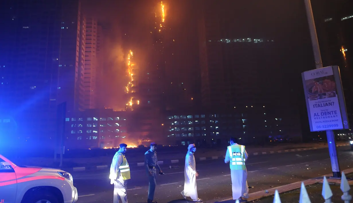Personel Pertahanan Sipil dikerahkan untuk menangani kebakaran yang melanda gedung apartemen mewah di Ajman, Uni Emirat Arab (UEA), Senin (28/3) malam waktu setempat. Kepolisian memastikan tidak ada korban jiwa dalam insiden tersebut. (REUTERS/Stringer)