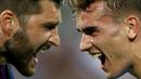 Antoine Griezmann (kanan) dan rekannya Andre-Pierre Gignac merayakan gol kedua saat melawan Jerman pada semifinal piala Erpa 2016 di Stade Velodrome, Marseille,(07/7/2016). (EPA/Guillaume Horcajuelo)