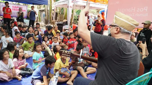 Dik Doank menghibur puluhan anak-anak yang ada di pengungsian kebakaran dengan bernyanyi juga bermain games.