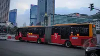 Bus TransJakarta melewati kawasan Bundaran HI, Jakarta, Senin (9/3/2015). PT Transjakarta menghentikan operasional 30 bus merek Zhongtong pasca insiden terbakarnya bus buatan Tiongkok itu pada Minggu (8/3) kemarin. (Liputan6.com/Faizal Fanani)