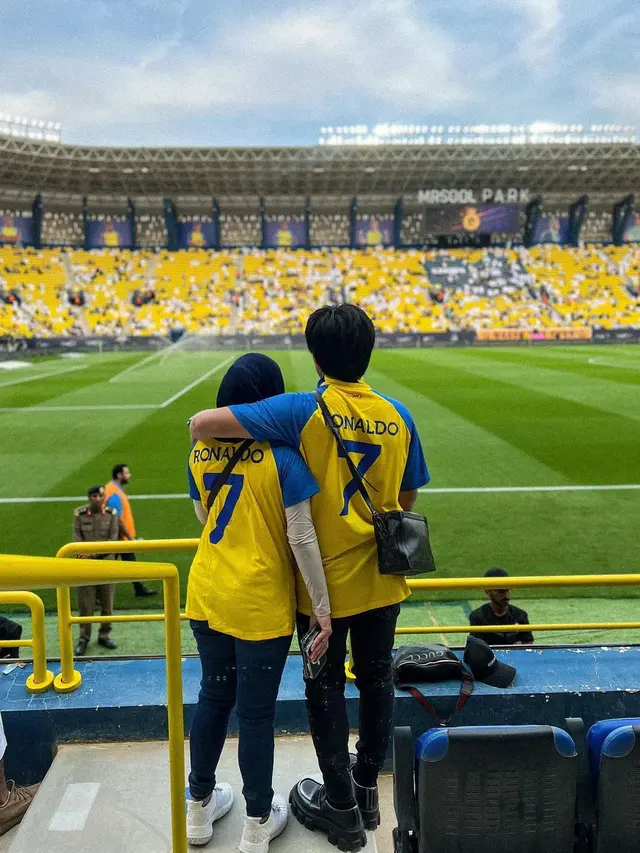 Atta Halilintar dan Aurel Hermansyah nonton aksi Cristiano Ronaldo berlaga bareng Al Nassr (Foto: Instagram attahalilintar)